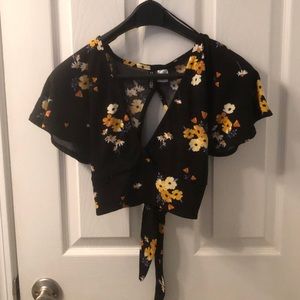 Cropped tie in the back shirt